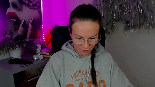 HelenLuxx online show from February 26, 4:28 pm