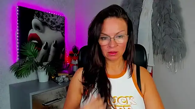 HelenLuxx online show from June 11, 4:37 pm