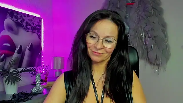 HelenLuxx online show from December 17, 6:01 pm