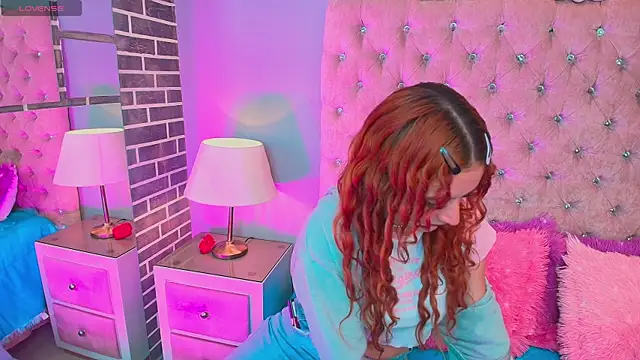 Snapshot of AdelaineBest chatting on October 22, 3:33 am AdelaineBest online show from October 22, 3:33 am