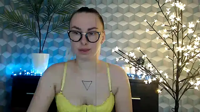 Snapshot of _Leslyy_Solo_1 chatting on October 22, 4:23 pm Leslyy Solo 1 online show from October 22, 4:23 pm