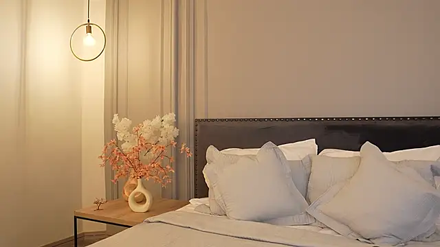 IrisBaker online show from April 12, 9:39 pm