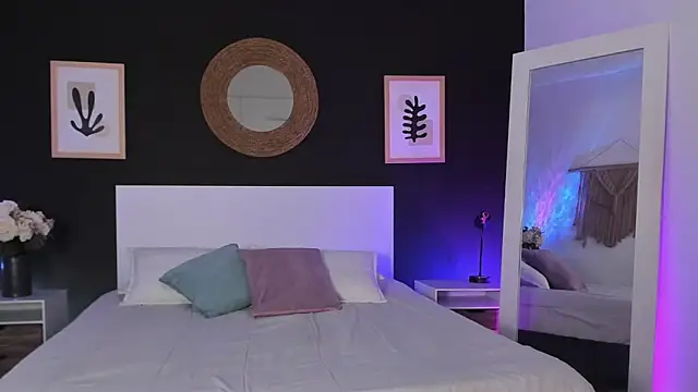 VioletPaket online show from February 6, 12:30 pm