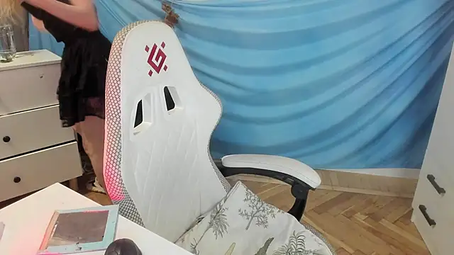 Snapshot of Silly__Milly chatting on October 28, 11:20 pm Silly  Milly online show from October 28, 11:20 pm