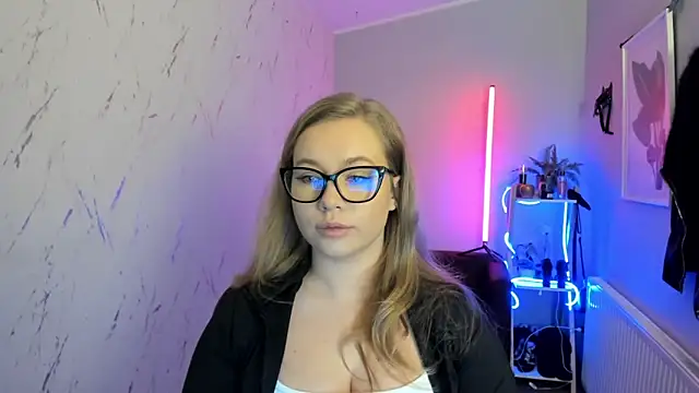 holly xglam online show from November 5, 8:14 pm