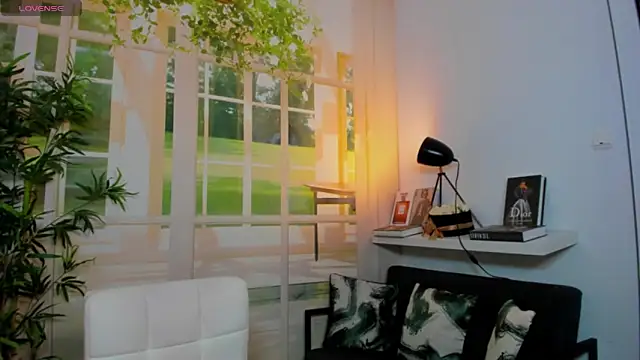 Snapshot of pretty_little_thing chatting on October 13, 2:42 pm pretty little thing online show from October 13, 2:42 pm