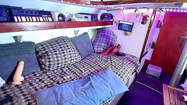 Honeykiss23 online show from October 1, 6:35 pm