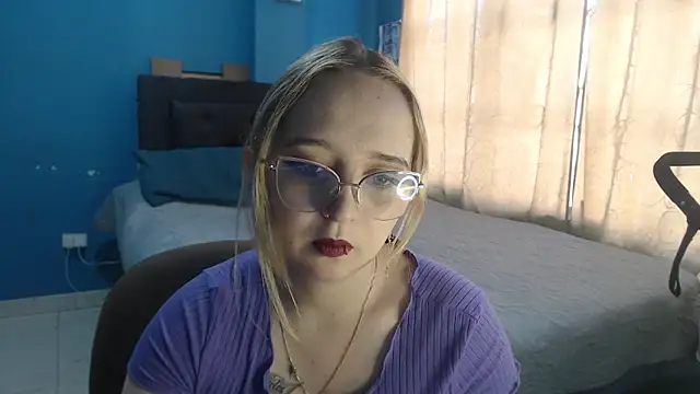 Liaroberts1 online show from October 22, 11:59 am