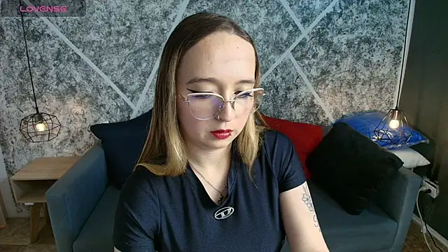 Liaroberts1 online show from June 4, 1:59 pm