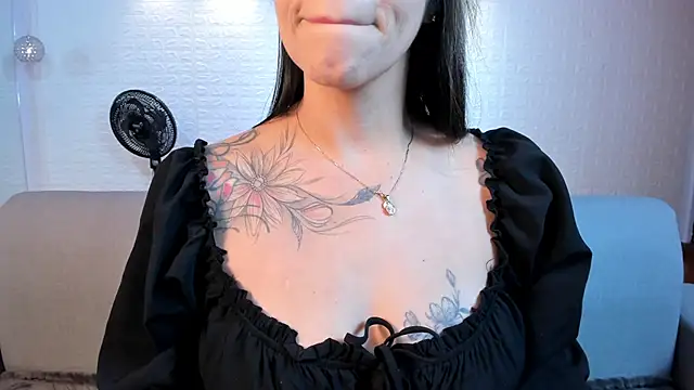 Snapshot of violet_scott chatting on October 15, 11:46 am violet scott online show from October 15, 11:46 am