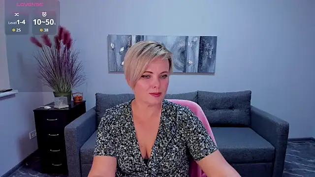 Snapshot of Julia_Wilsone chatting on October 21, 12:09 pm Julia Wilsone online show from October 21, 12:09 pm