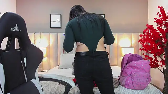 Snapshot of sara_parker069 chatting on September 18, 1:20 pm sara parker069 online show from September 18, 1:20 pm