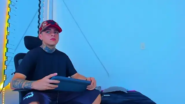 HOT boy2025 online show from November 2, 7:50 pm