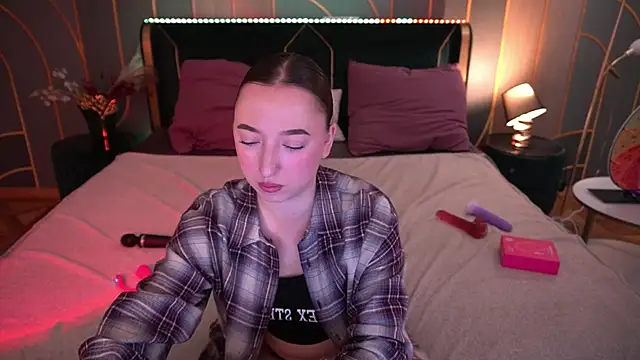 Snapshot of MonAmourrrR chatting on September 20, 7:17 am MonAmourrrR online show from September 20, 7:17 am