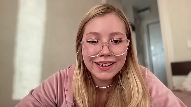Snapshot of HoneyAudrey chatting on October 12, 2:25 am HoneyAudrey online show from October 12, 2:25 am