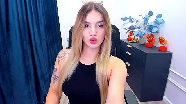 SelenaeMoore online show from October 13, 8:11 pm