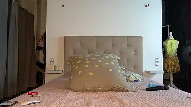 lynagreen01 online show from July 17, 8:56 pm