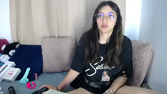 lessliee22  online show from April 4, 7:51 am