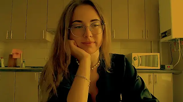 Snapshot of luxie_milady chatting on September 12, 8:34 am luxie milady online show from September 12, 8:34 am