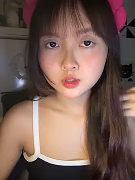 Snapshot of Alice1818 chatting on October 18, 7:26 pm Alice1818 online show from October 18, 7:26 pm