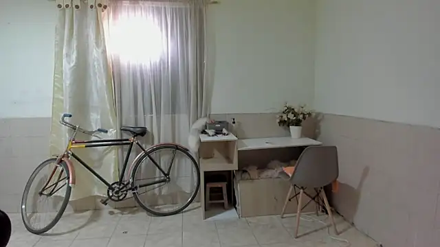 Snapshot of linnie_ chatting on October 29, 4:31 pm linnie  online show from October 29, 4:31 pm