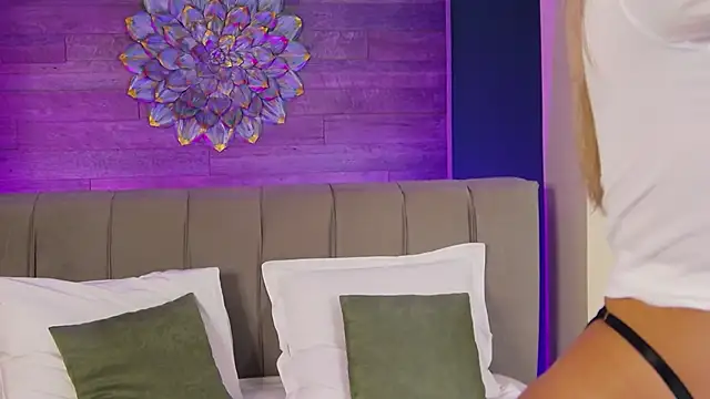 LoraDevine online show from November 25, 8:53 pm