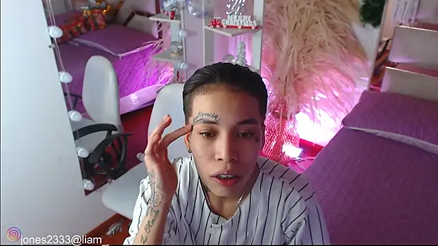 Jonesliam23 online show from December 18, 7:18 pm