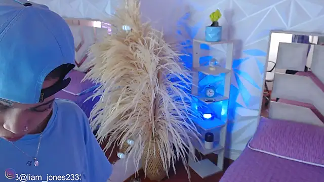 Jonesliam23 online show from September 18, 7:23 pm