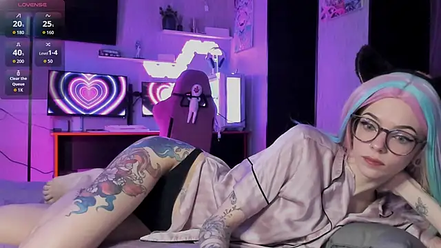 Snapshot of The_love_project chatting on October 23, 1:11 am The love project online show from October 23, 1:11 am