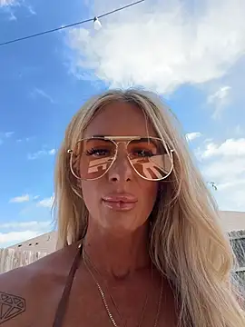 blondiluvsanal online show from June 18, 3:50 pm