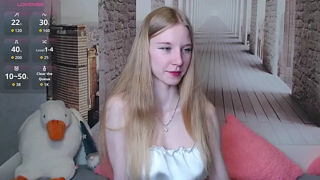 Cutieblondegirl online show from April 2, 6:16 pm