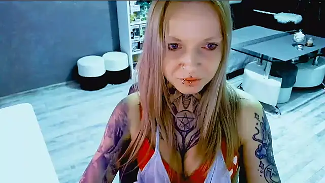 Snapshot of InesGold chatting on October 14, 8:22 pm InesGold online show from October 14, 8:22 pm