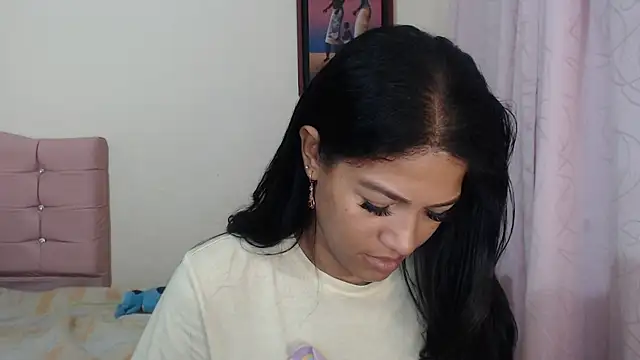 makennaa  online show from April 15, 10:38 am