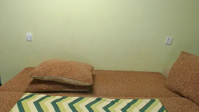 JulietteMiles online show from May 1, 9:23 am