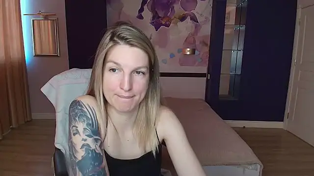 EmilyWalkeri online show from May 27, 6:54 am