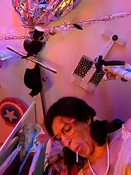 gurlnips online show from November 18, 7:15 pm