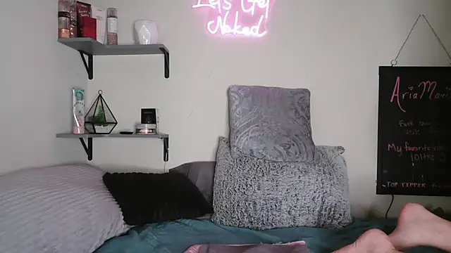 urdesire25 online show from November 5, 5:56 am