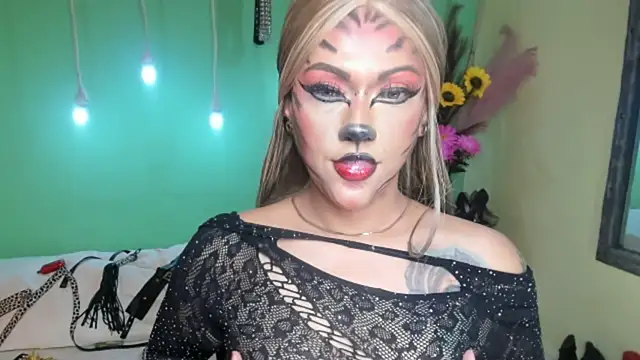 Snapshot of angelina_james_ chatting on October 13, 3:58 pm angelina james online show from October 13, 3:58 pm