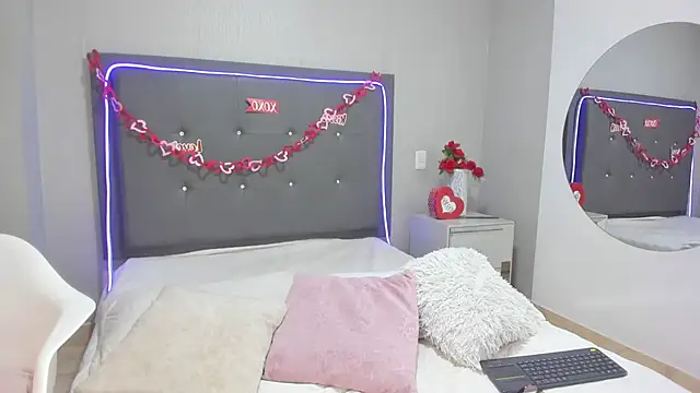 emma lye online show from April 4, 9:13 pm