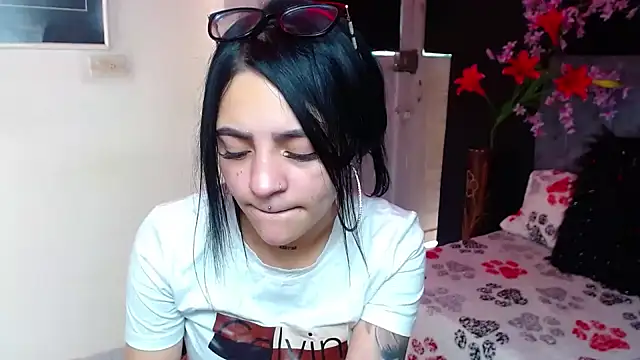 Violettasquirt online show from December 17, 2:32 pm