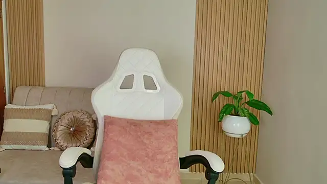 EmilyRive online show from April 2, 9:45 pm