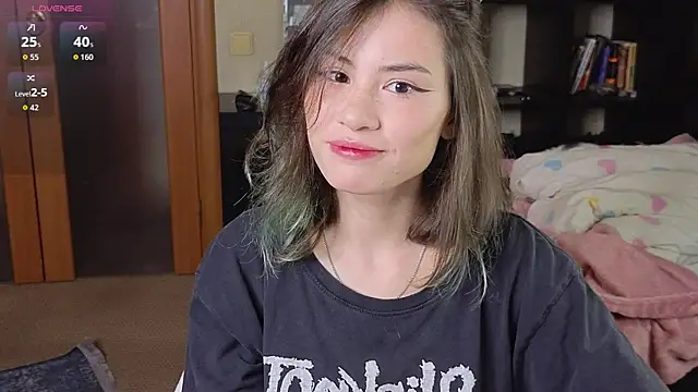 Snapshot of alicekiit chatting on October 2, 12:04 am alicekiit online show from October 2, 12:04 am
