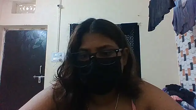 Hotmilfxox online show from June 21, 7:12 am