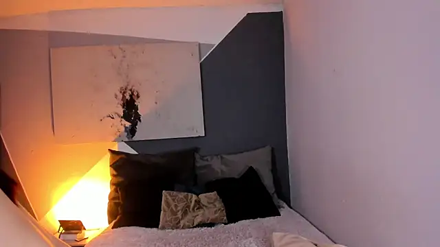 Miiaa wallace online show from February 5, 8:56 pm