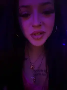 exoticmisfitt online show from April 16, 6:35 am