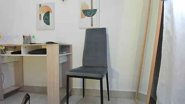 Emma Jnes online show from April 10, 9:10 pm