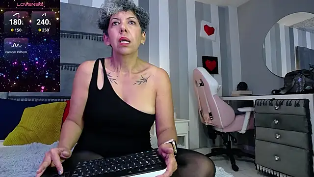 Julianewell online show from June 5, 12:44 pm