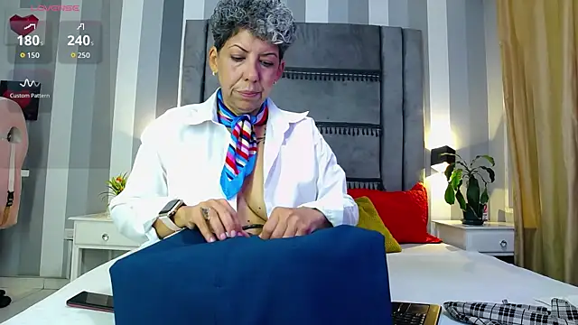 Julianewell online show from July 27, 12:13 pm