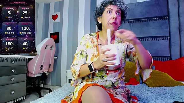 Julianewell online show from April 1, 12:39 pm