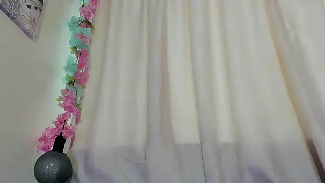 Rachel Dubois online show from December 4, 1:24 pm